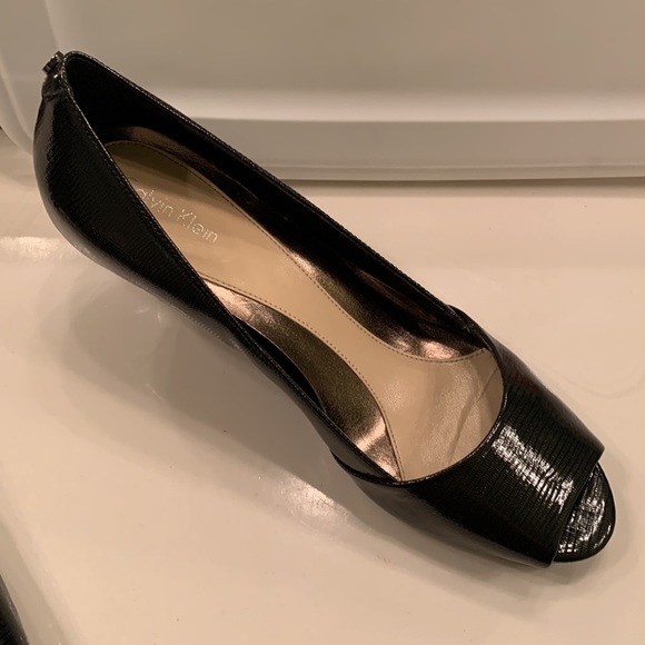 Black peep toe heels. - Picture 2 of 5
